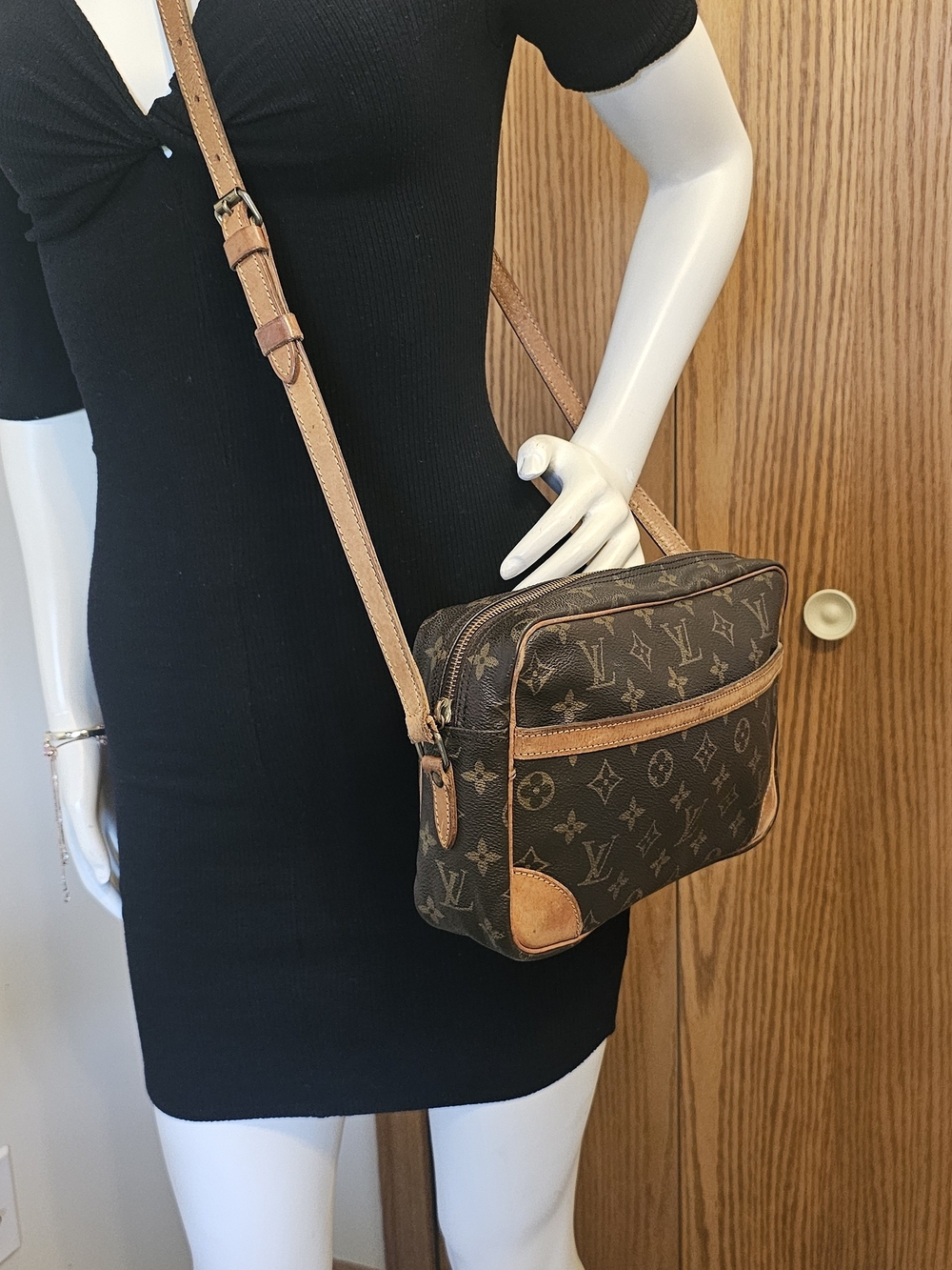Louis Vuitton Trocadero 27 Crossbody Bag - Picture 3 of 16